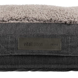 Graues, strukturiertes Material mit heller, plüschiger Oberseite und einem Etikett mit der Aufschrift "vitalEdition Trixie".