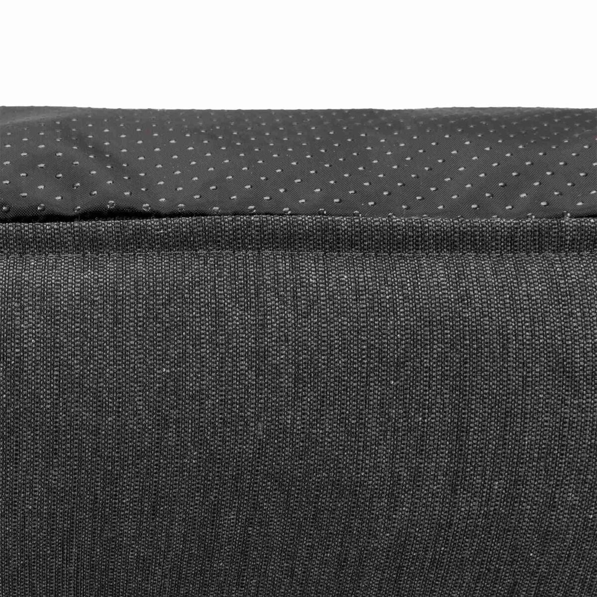 Eine Nahaufnahme eines grauen Stoffes mit feiner, gleichmäßiger Webstruktur und einem oberen Rand mit kleinen weißen Punkten.