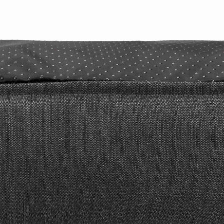 Eine Nahaufnahme eines grauen Stoffes mit feiner, gleichmäßiger Webstruktur und einem oberen Rand mit kleinen weißen Punkten.