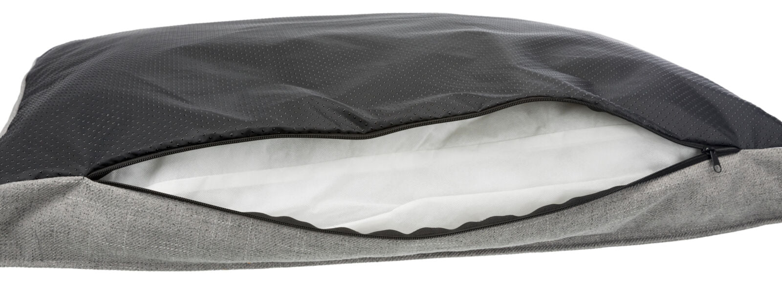 Graues Kissen mit schwarzem Reißverschluss, halb geöffnet, zeigt weißen Innenstoff durch eine Öffnung.