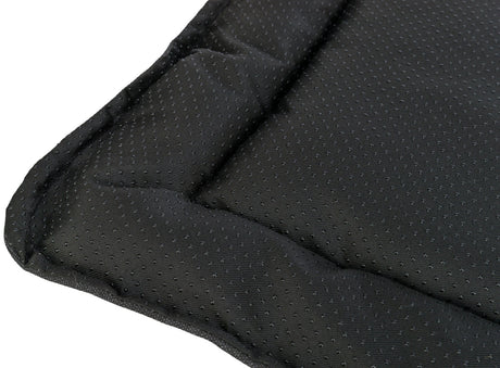 Schwarze, gepolsterte Matte mit kleinen, regelmäßigen Punktmustern auf der Oberfläche.