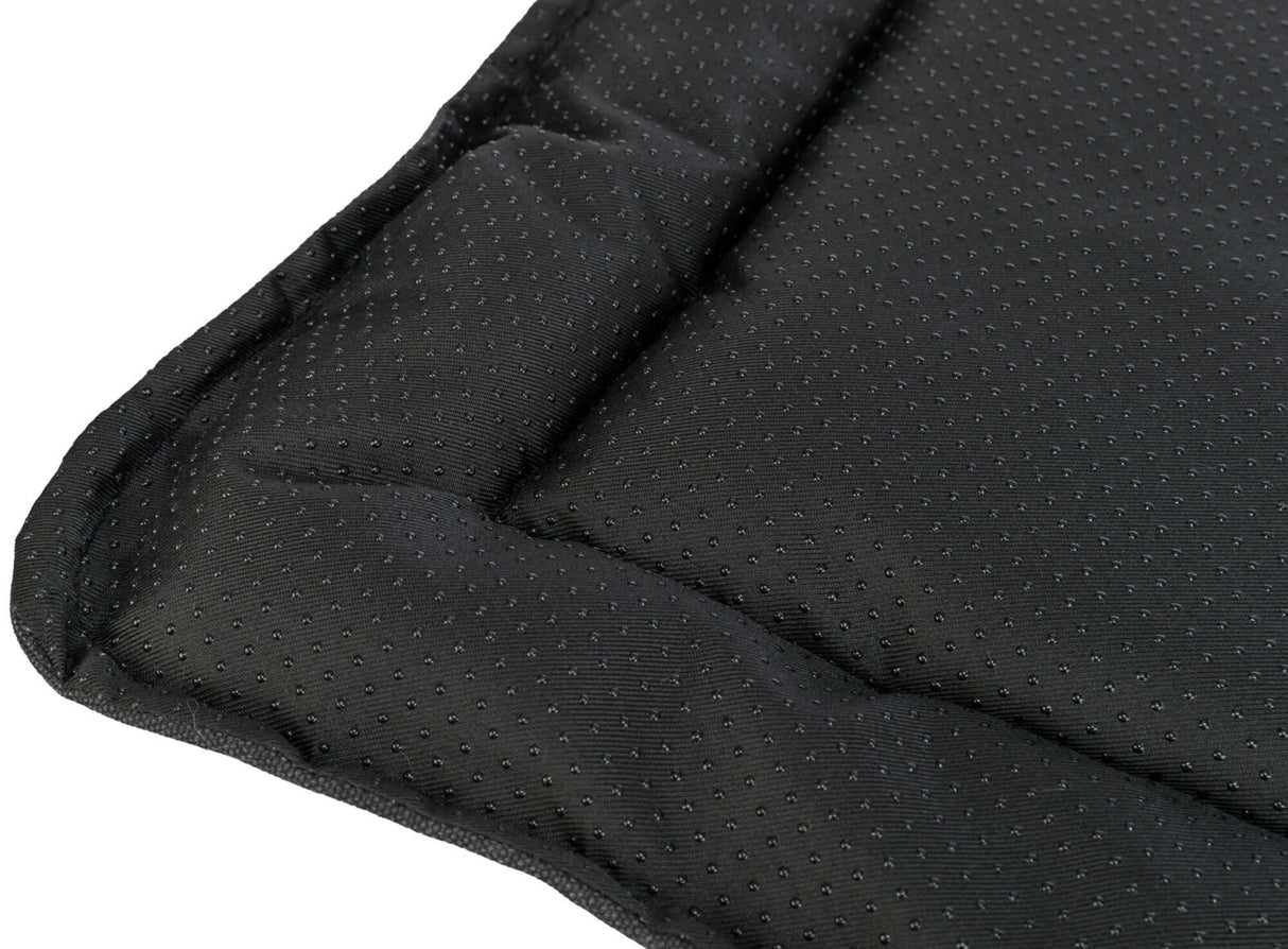 Schwarze, gepolsterte Matte mit kleinen, regelmäßigen Punktmustern auf der Oberfläche.