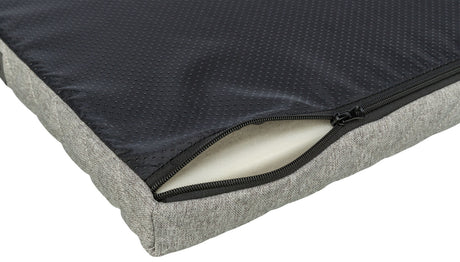 Gepolstertes Kissen mit grauem, texturiertem Stoffbezug und offenem Reißverschluss, der helles Innenmaterial zeigt.