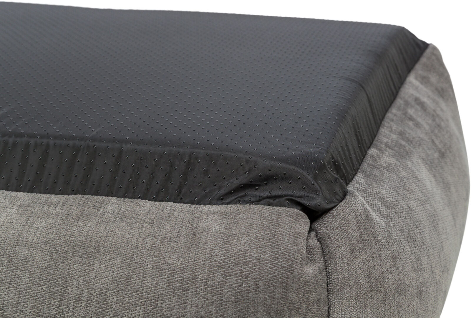 Graue rechteckige Polsterfläche mit schwarzer, punktierter Oberseite aus glattem Material, Detailansicht.
