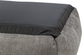 Graue rechteckige Polsterfläche mit schwarzer, punktierter Oberseite aus glattem Material, Detailansicht.