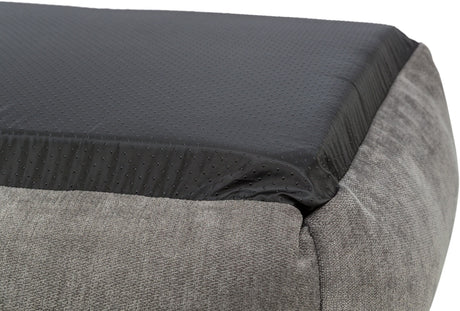 Graue rechteckige Polsterfläche mit schwarzer, punktierter Oberseite aus glattem Material, Detailansicht.