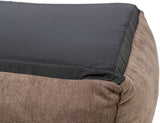 Braunes Kissen mit strukturierter Oberfläche und schwarzer, genoppter Unterseite in Nahaufnahme.
