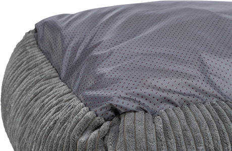 Grau gestepptes Gewebe an einem strukturierten, flauschigen grauen Rand, Nahaufnahme einer Textur.