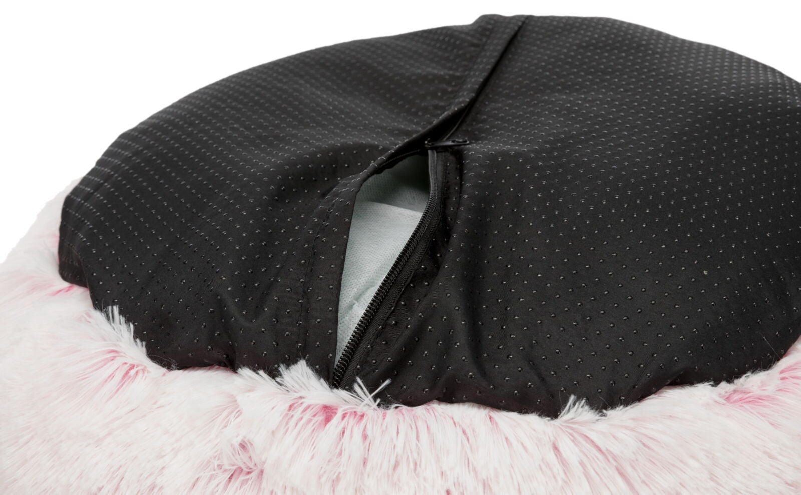 Schwarzer, gepunkteter Stoff mit Reißverschluss über flauschigem rosa Material.