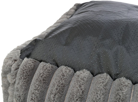 Grauer, strukturierter Stoff mit weicher, plüschiger Oberfläche und glatter, gepunkteter Unterseite.