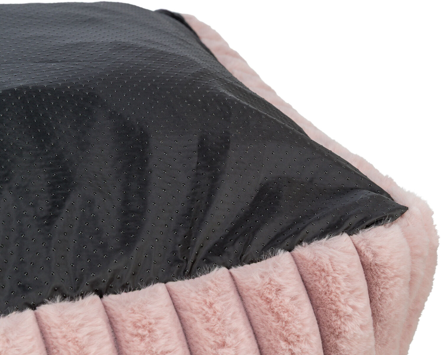 Rosa Plüschmaterial mit schwarzem, gepunktetem Stoff überzogen, in rechteckiger Form.