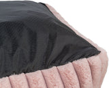 Rosa Plüschmaterial mit schwarzem, gepunktetem Stoff überzogen, in rechteckiger Form.