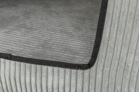 Graues, geripptes Gewebe mit schwarzem Saum, Textur deutlich sichtbar.