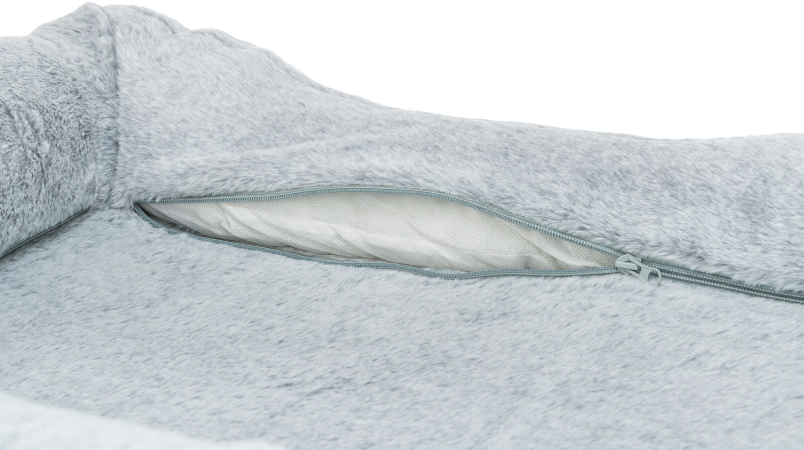 Graues, flauschiges Kissen mit einem Reißverschluss, der eine weiße, strukturiere Innenfläche zeigt.
