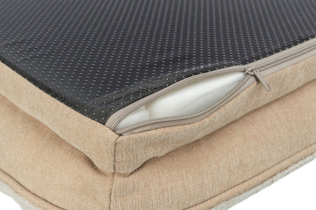 Beiges Kissen mit abnehmbarem schwarzem Überzug und sichtbarem Reißverschluss, der weißen Schaumstoff zeigt.