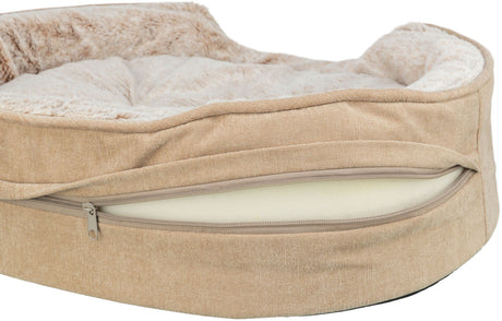 Beiges, ovales Kissen mit Reißverschluss, weicher Oberseite und auseinandergezogener Naht sichtbar.