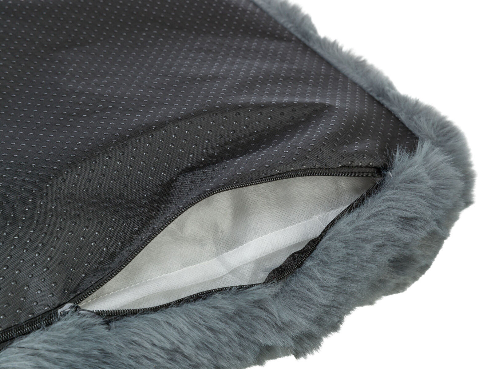 Graue, gefütterte Oberfläche mit schwarzem Stoff, perforiert und mit Reißverschluss, Rand aus Kunstfell.