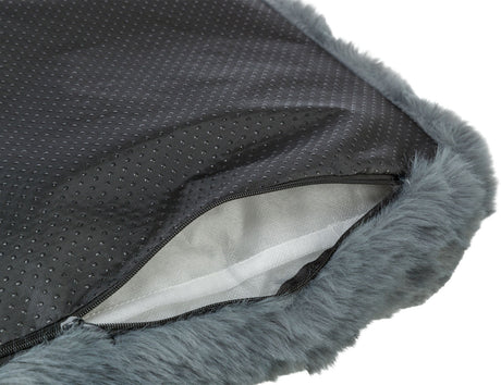 Graue, gefütterte Oberfläche mit schwarzem Stoff, perforiert und mit Reißverschluss, Rand aus Kunstfell.