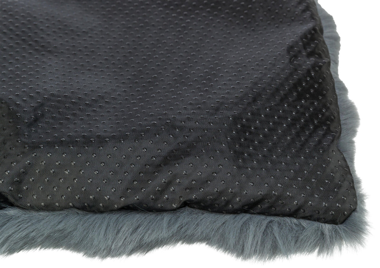 Dunkle, texturierte Fläche mit grauen, plüschigen Kanten, zeigt keine erkennbaren Details oder Muster.
