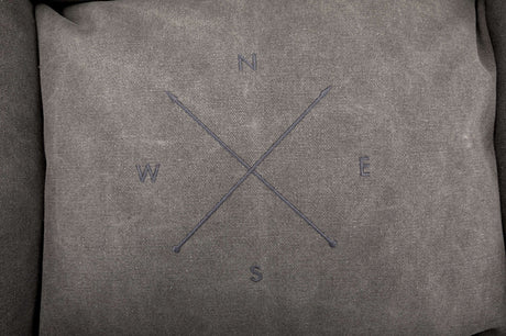 Graues quadratisches Muster mit vier Buchstaben N, E, S, W in den vier Ecken und zwei überkreuzten Linien.