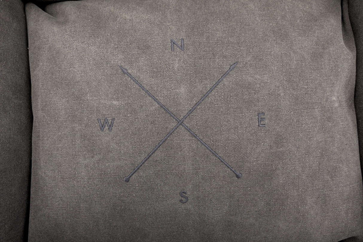 Graues quadratisches Muster mit vier Buchstaben N, E, S, W in den vier Ecken und zwei überkreuzten Linien.