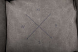 Graues quadratisches Muster mit vier Buchstaben N, E, S, W in den vier Ecken und zwei überkreuzten Linien.