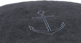 Dunkelgrauer Stoff mit eingesticktem Anker-Motiv in der Mitte.