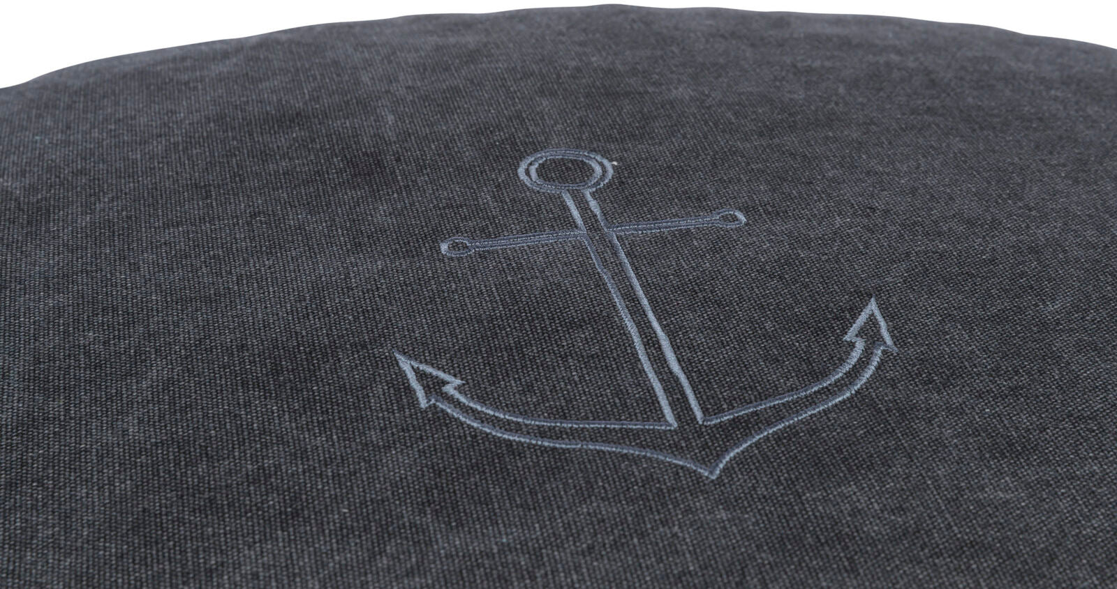 Dunkelgrauer Stoff mit eingesticktem Anker-Motiv in der Mitte.