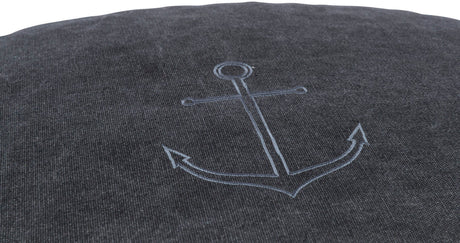 Dunkelgrauer Stoff mit eingesticktem Anker-Motiv in der Mitte.