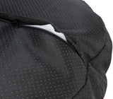 Schwarzer Stoff mit kleinen, weißen Punkten und einem teilweise geöffneten Reißverschluss, darunter weißer Stoff sichtbar.