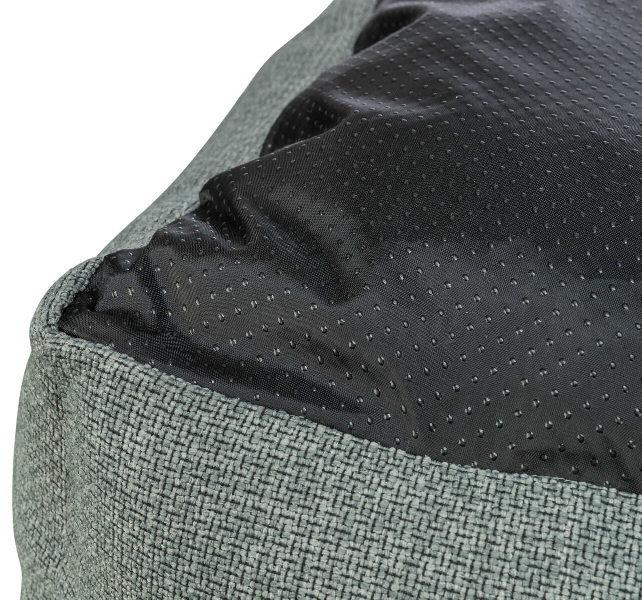 Graues Textilgewebe mit schwarzem, gepunktetem Stoff, Nahaufnahme.