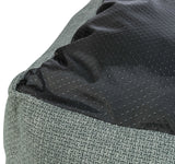 Graues Textilgewebe mit schwarzem, gepunktetem Stoff, Nahaufnahme.