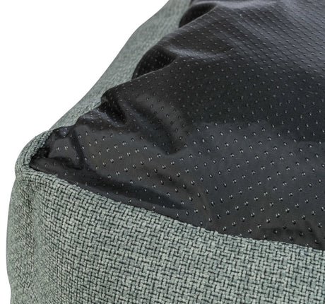 Graues Textilgewebe mit schwarzem, gepunktetem Stoff, Nahaufnahme.