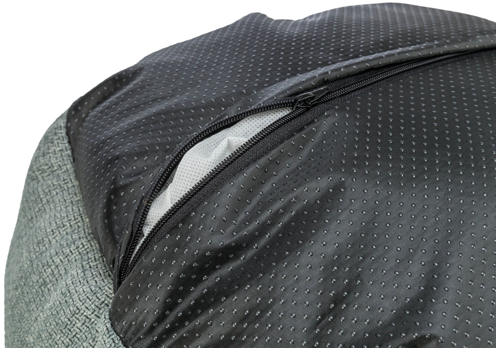 Schwarzer stoffstrukturierter Bereich mit Reißverschluss und grauer Fläche, teilweise geöffnet.