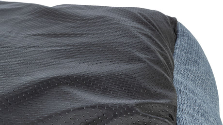 Schwarzer, gepunkteter Stoff neben blauem, texturiertem Material.
