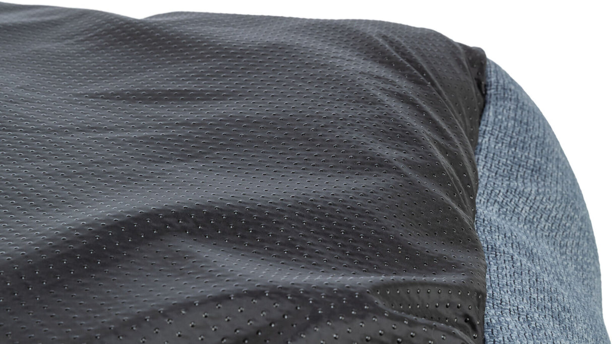 Schwarzer, gepunkteter Stoff neben blauem, texturiertem Material.