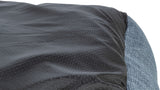 Schwarzer, gepunkteter Stoff neben blauem, texturiertem Material.