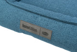 Blaues Textilbett mit Label "homeEdition TRIXIE" auf grauem Stoffetikett sichtbar.