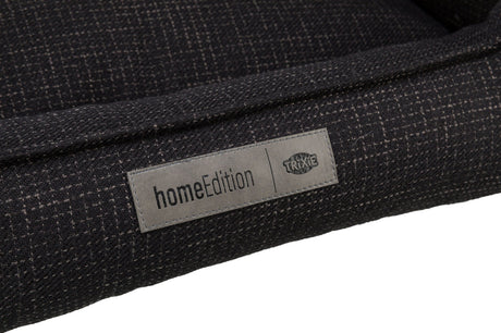 Dunkler Stoff mit etikettiertem Schild, auf dem "homeEdition" und "TRIXIE" steht.