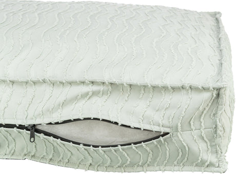 Rechteckiges Kissen mit wellenförmigem, strukturiertem Muster in hellem Beige und geöffnetem Reißverschluss.