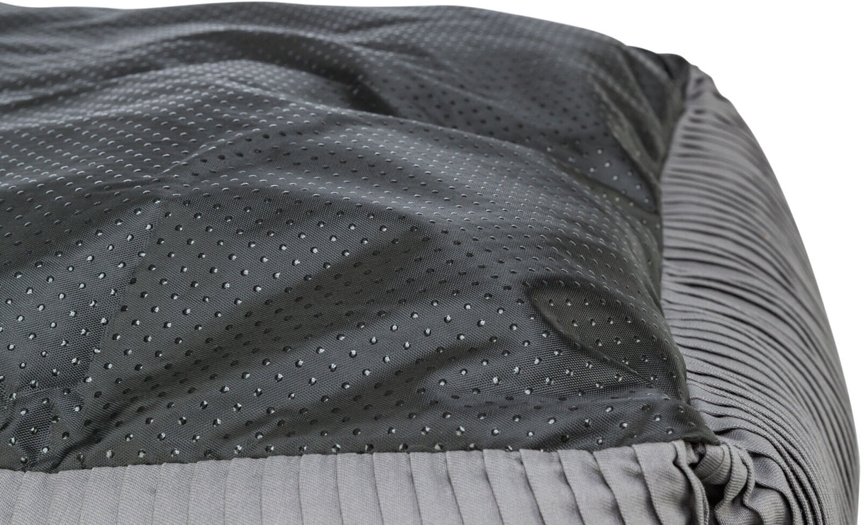 Graues und schwarzes, gepunktetes Textil mit geraffter Oberfläche, Nahaufnahme des Stoffes.