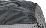 Graues und schwarzes, gepunktetes Textil mit geraffter Oberfläche, Nahaufnahme des Stoffes.