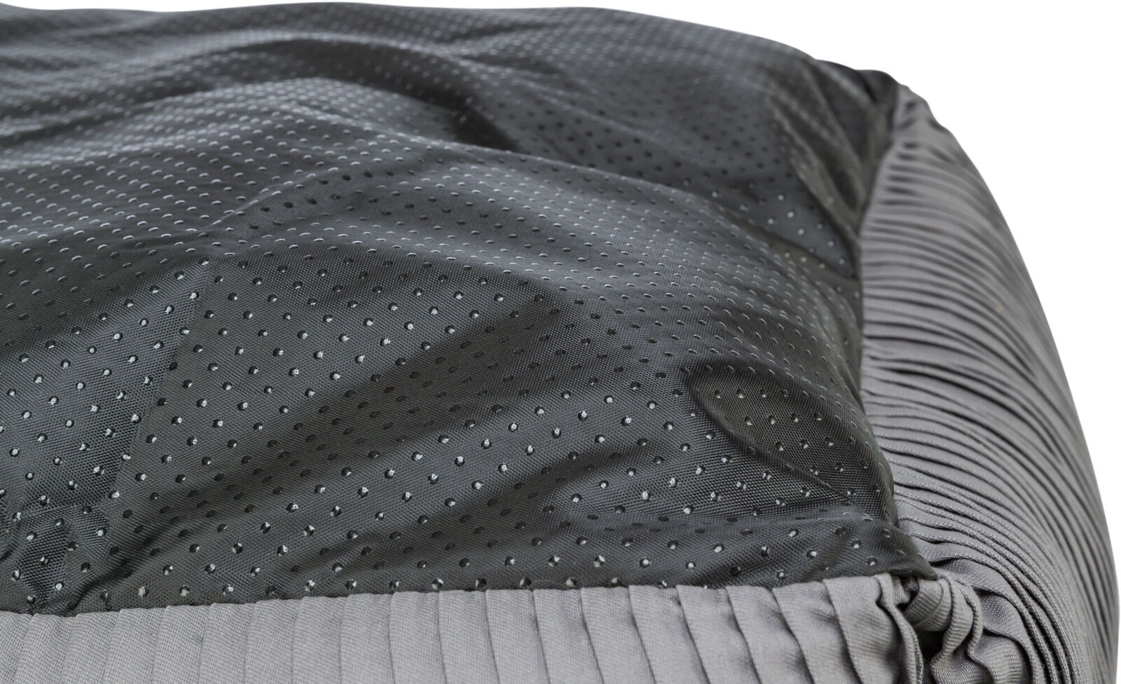 Graues und schwarzes, gepunktetes Textil mit geraffter Oberfläche, Nahaufnahme des Stoffes.