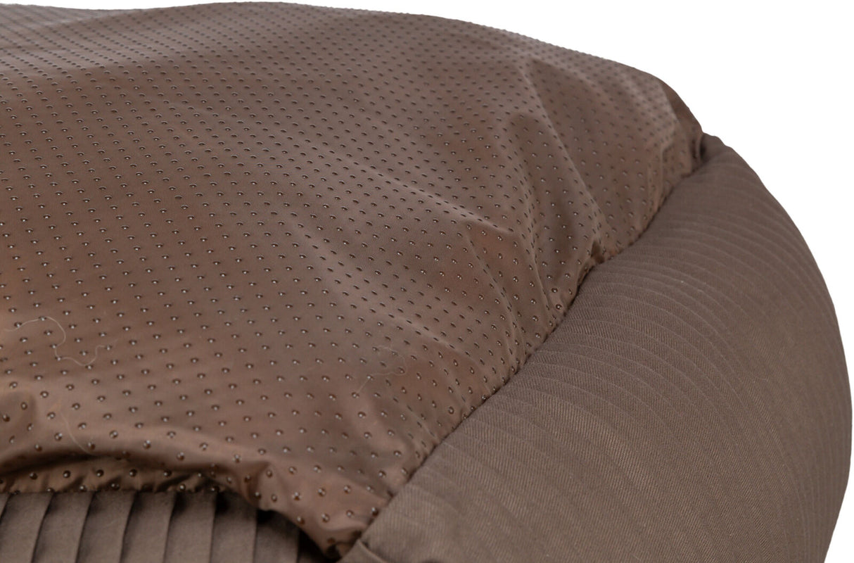 Ein braunes Kissen mit gepunktetem und geripptem Stoff, das eine weiche Oberfläche zeigt.