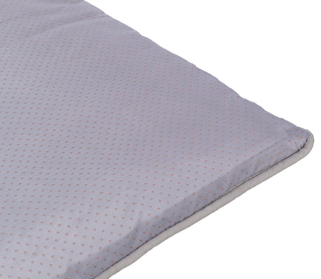 Eine lilafarbene, gepolsterte Matte mit kleinen runden Punkten und abgerundeten Ecken.