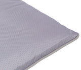 Eine lilafarbene, gepolsterte Matte mit kleinen runden Punkten und abgerundeten Ecken.