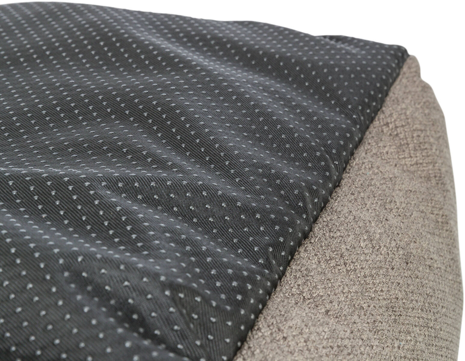 Grau gepunktetes, schwarzes Textilmaterial neben grob gewebtem, beigem Stoff.