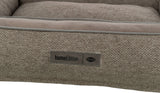 Beiges Textilbett mit rechteckigem Label "homeEdition TRIXIE" auf der Front.