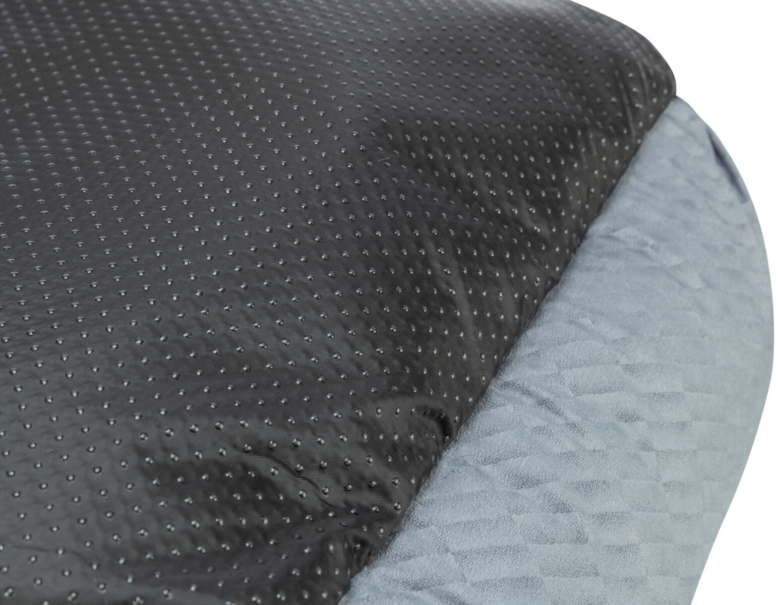 Nahaufnahme einer Textur mit einem schwarzen, gepunkteten Muster und einem angrenzenden grauen, weichen Stoff.