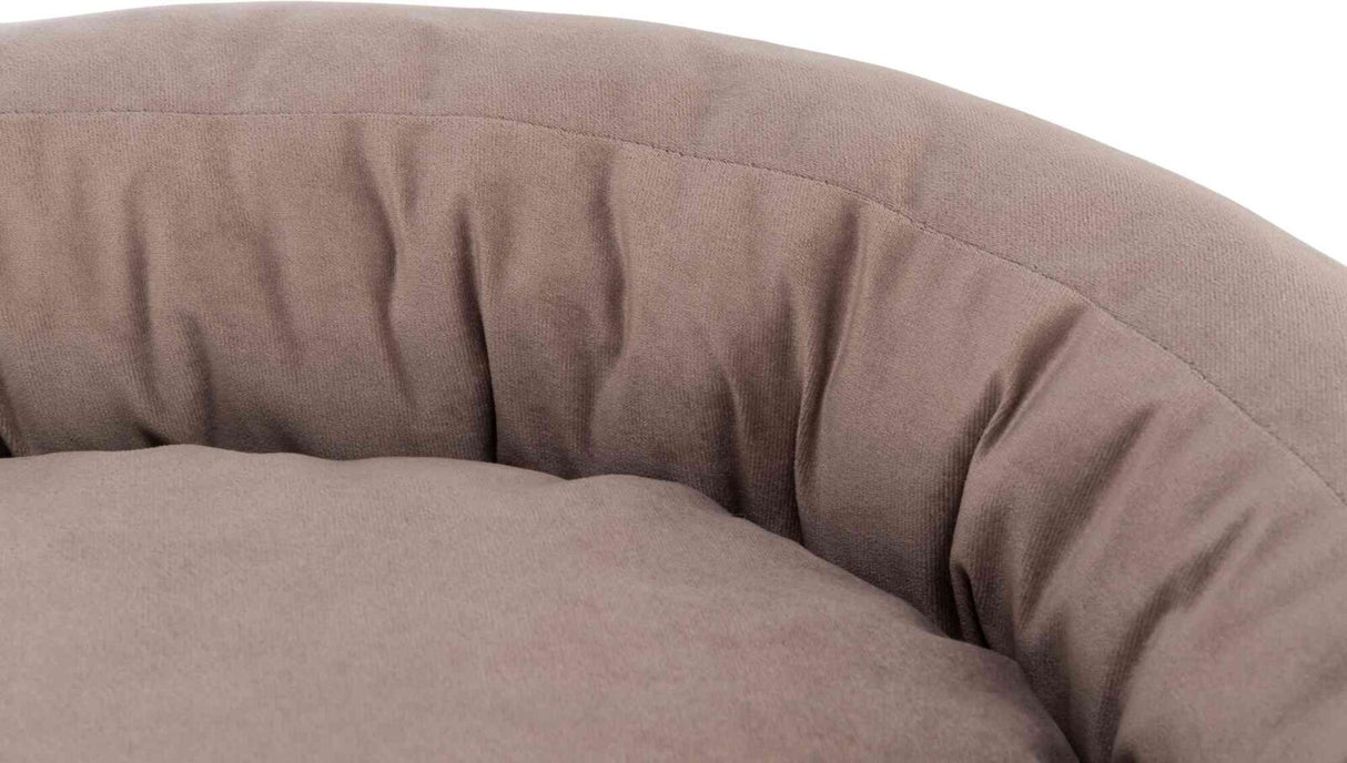 Weiches, rundes, braunes Kissen mit gestepptem Rand in Nahaufnahme.